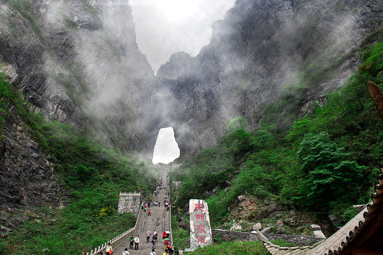 <直飞张家界五天游>广州往返湖南天门山玻璃栈道、大峡谷玻璃桥、田家老院子、土家风情园、溪布街、苗寨、凤凰古城双飞五天跟团游